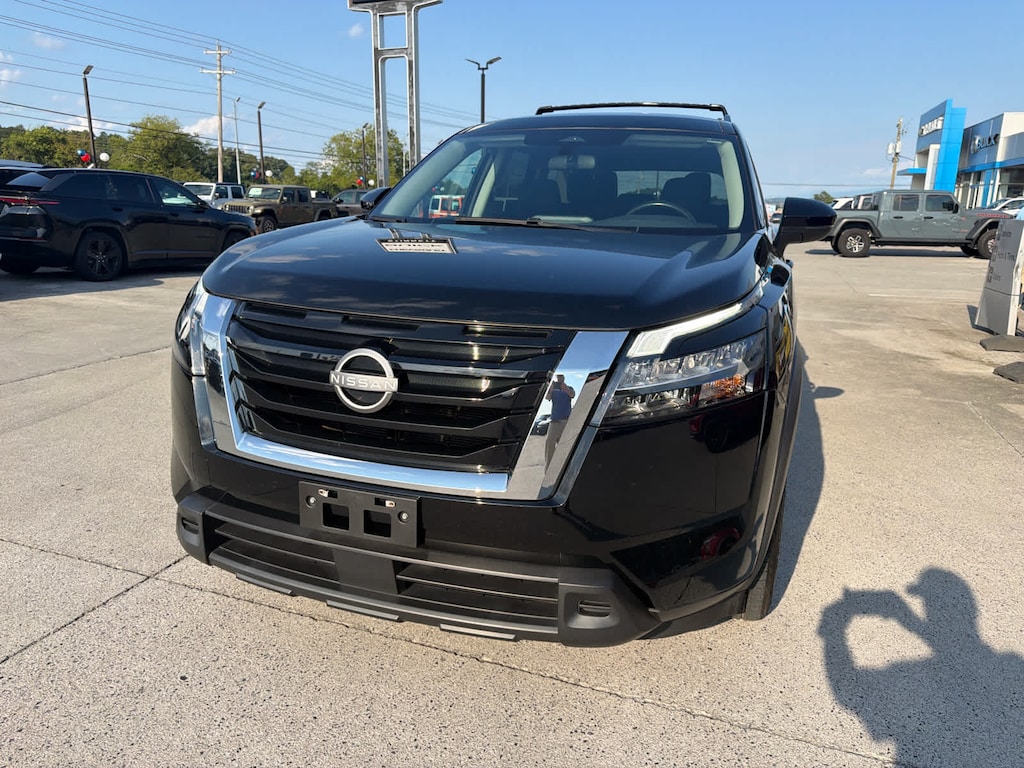 Used 2023 Nissan Pathfinder SV 4WD