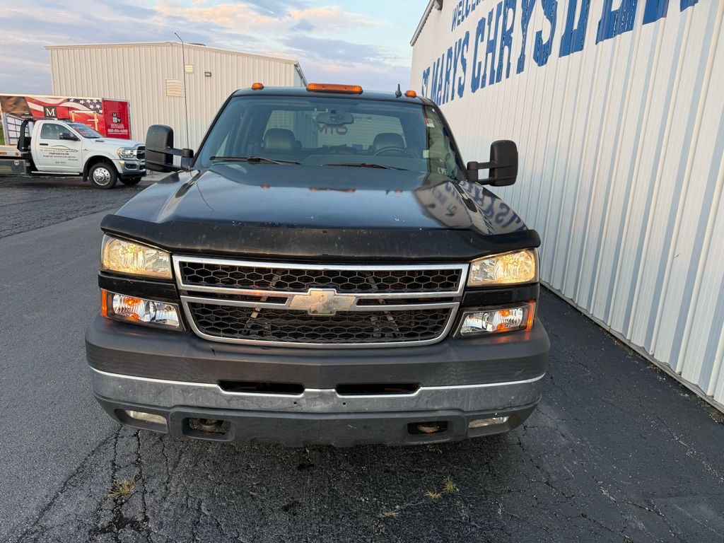 2006 Chevrolet Silverado 3500HD LT photo 2