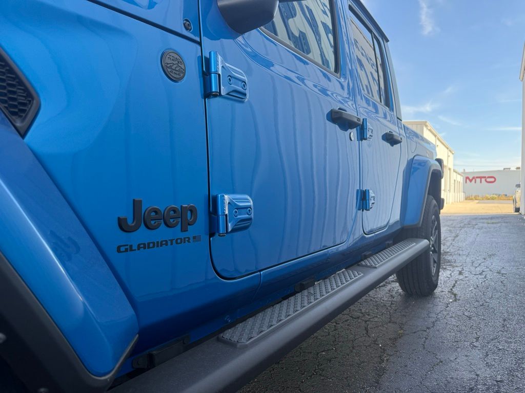 2024 Jeep Gladiator Sport S photo 2