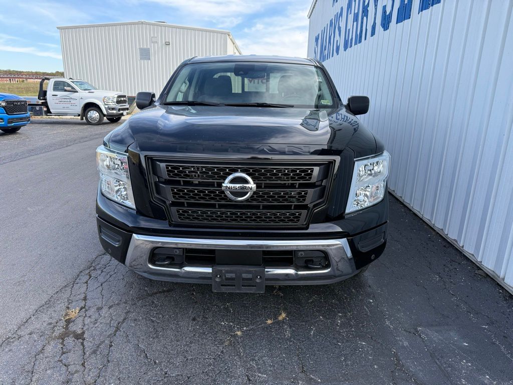 2022 Nissan Titan SV photo 2