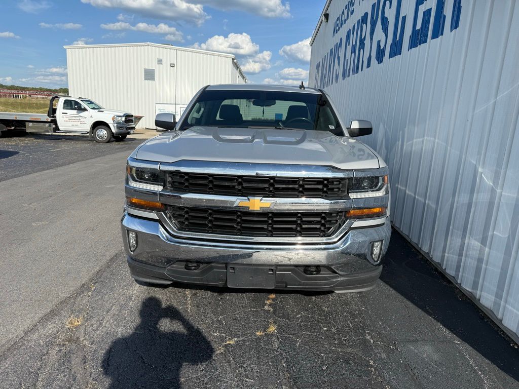 2018 Chevrolet Silverado 1500 LT photo 2