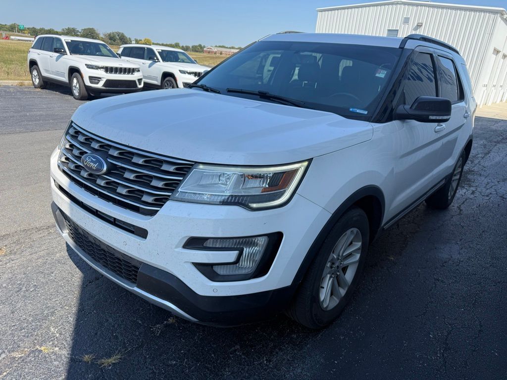 2017 Ford Explorer XLT photo 3