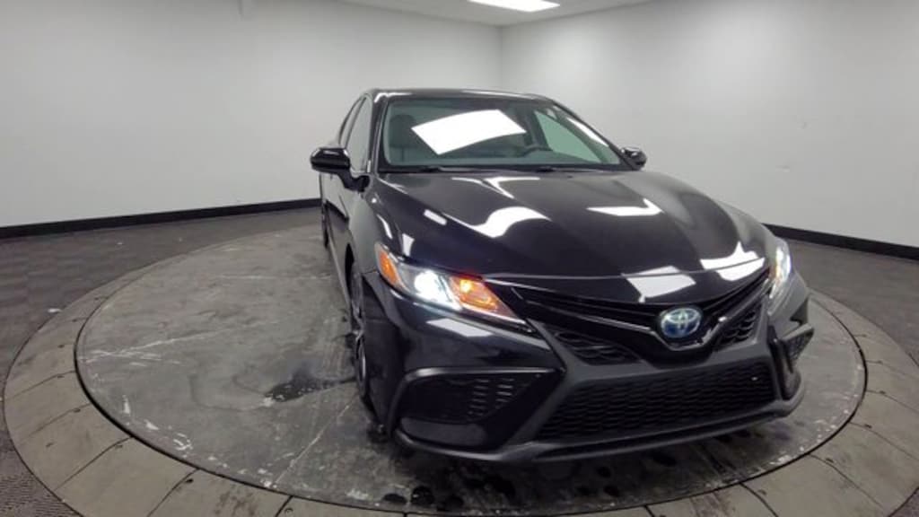 Used 2021 Toyota Camry Hybrid SE Sedan