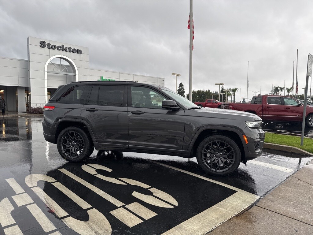 2025 Jeep Grand Cherokee Summit Reserve photo 3