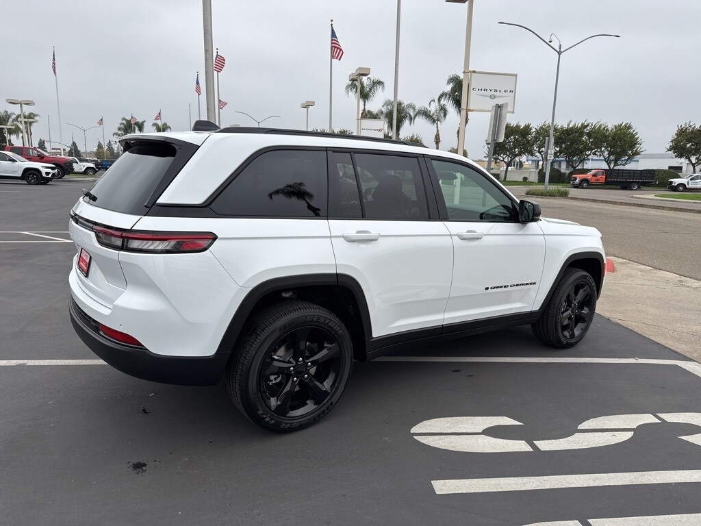 2025 Jeep Grand Cherokee Altitude photo 3