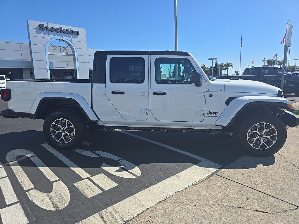 2025 Jeep Gladiator Sport S photo 2