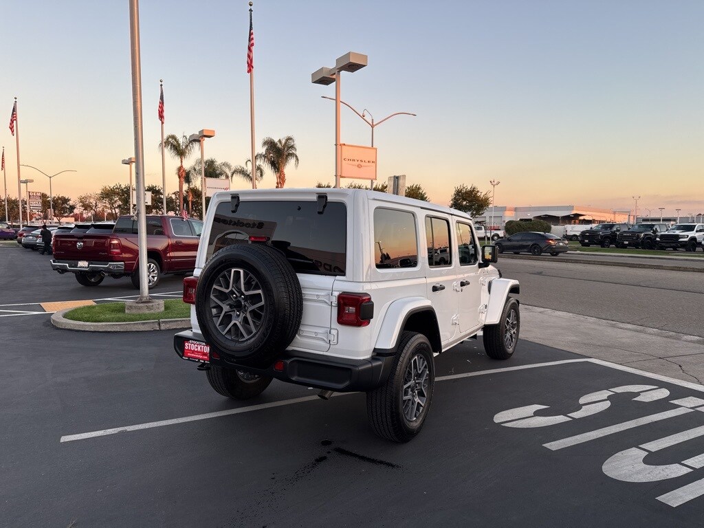 2025 Jeep Wrangler Sahara photo 4
