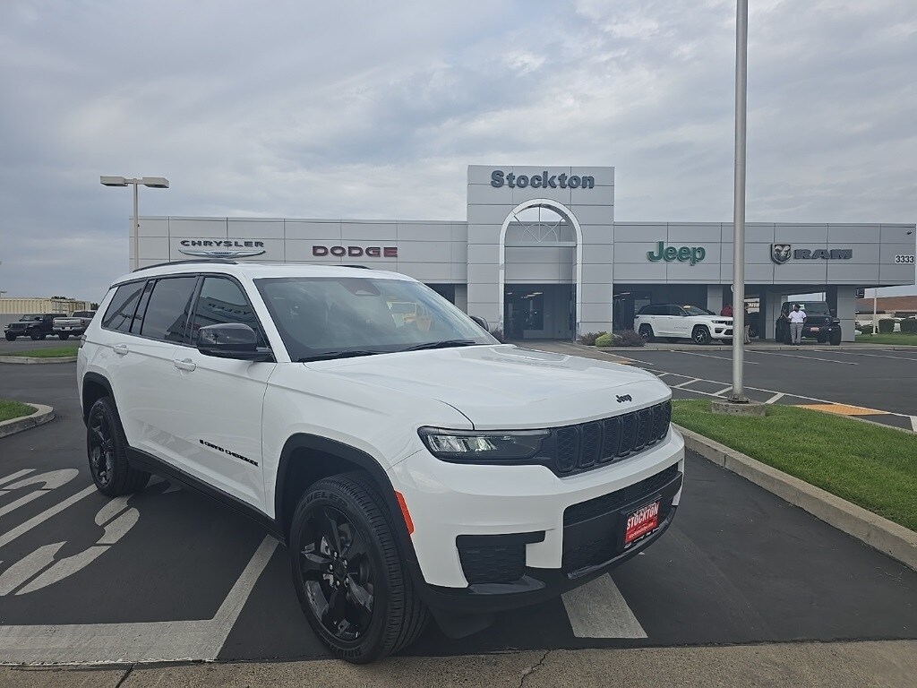 2025 Jeep Grand Cherokee Laredo Altitude photo 2