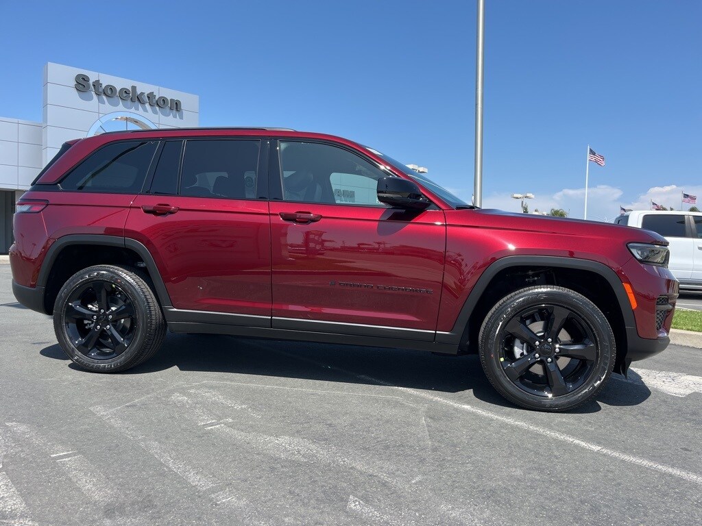 2025 Jeep Grand Cherokee Altitude photo 3