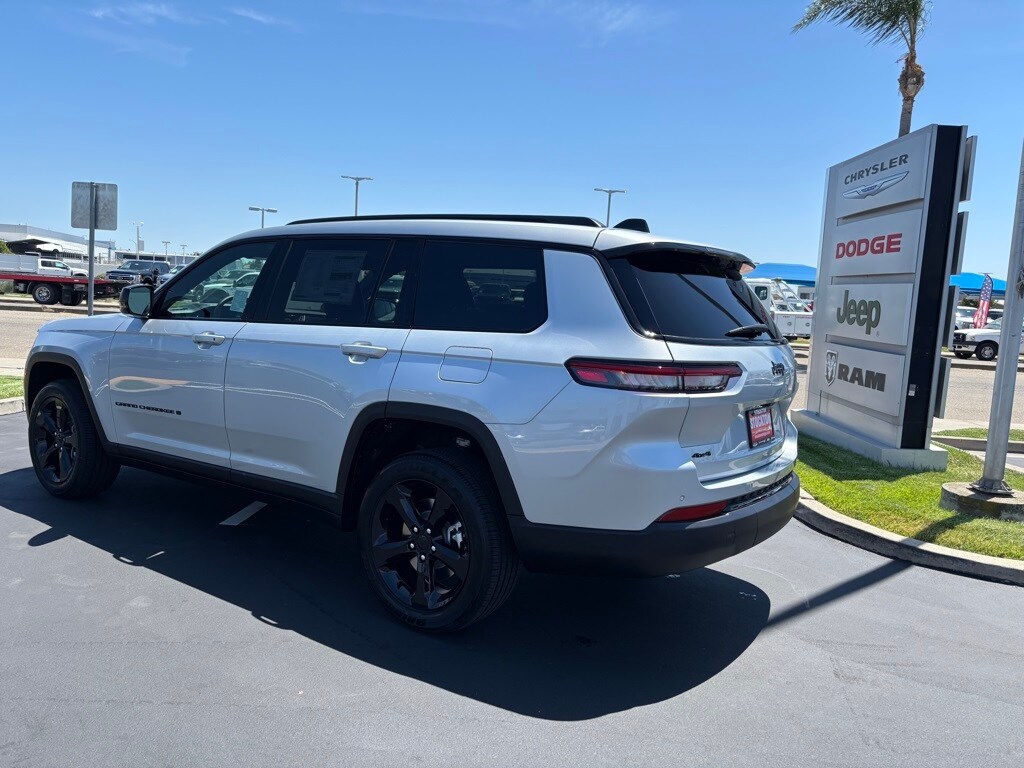 2025 Jeep Grand Cherokee Altitude photo 2