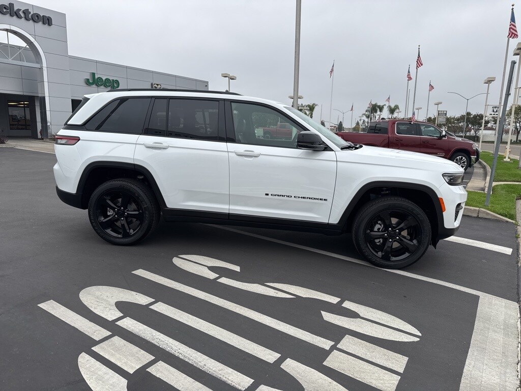 2025 Jeep Grand Cherokee Altitude photo 3