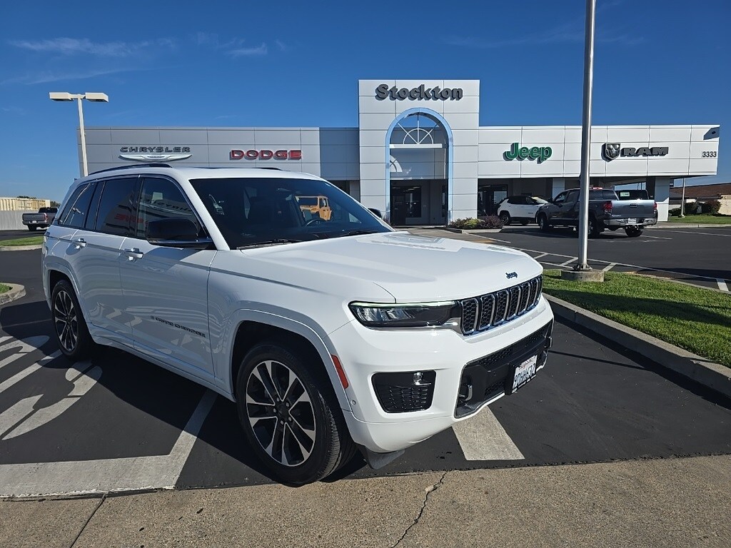 2022 Jeep Grand Cherokee Overland photo 2