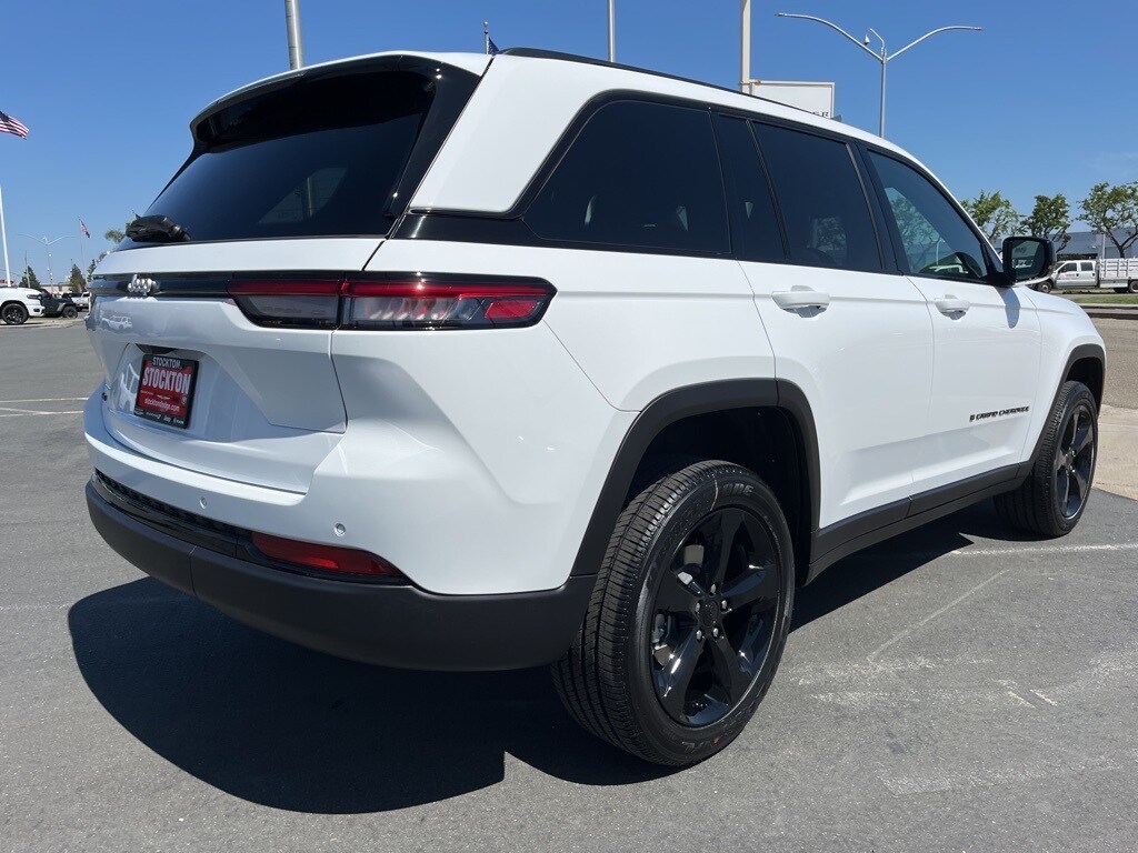 2025 Jeep Grand Cherokee Altitude photo 2