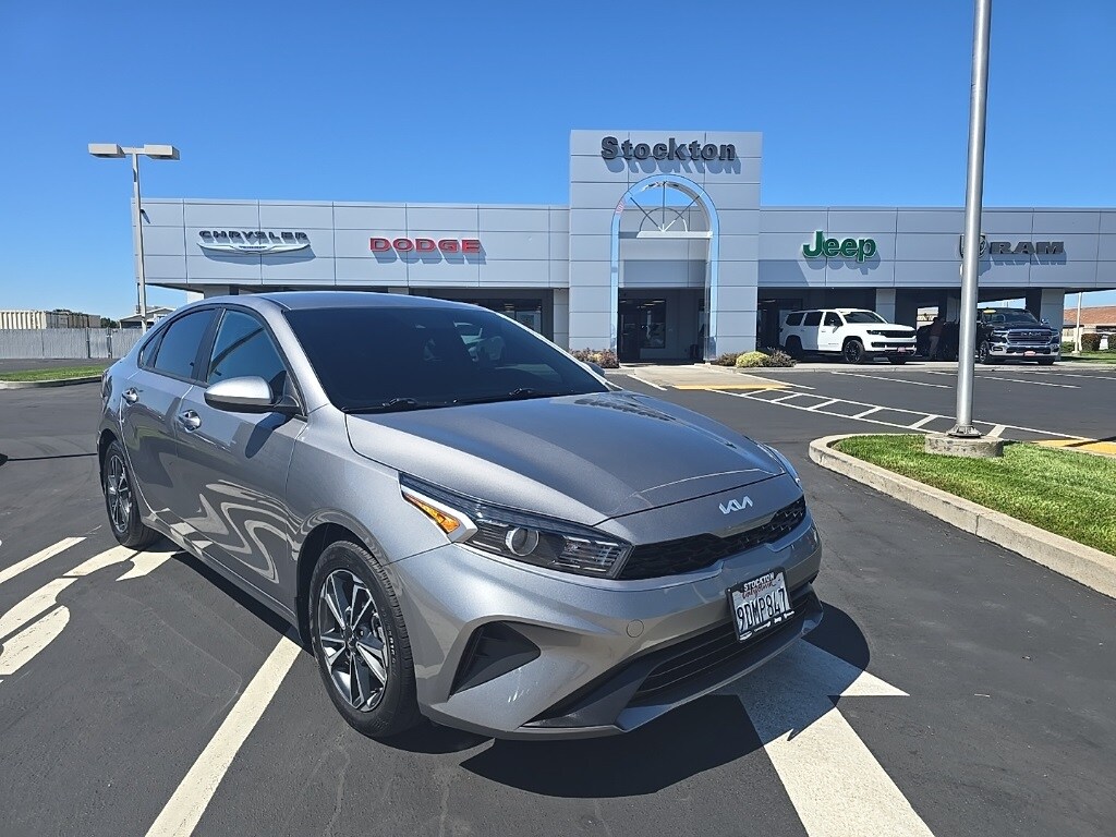 2023 Kia Forte LXS photo 2