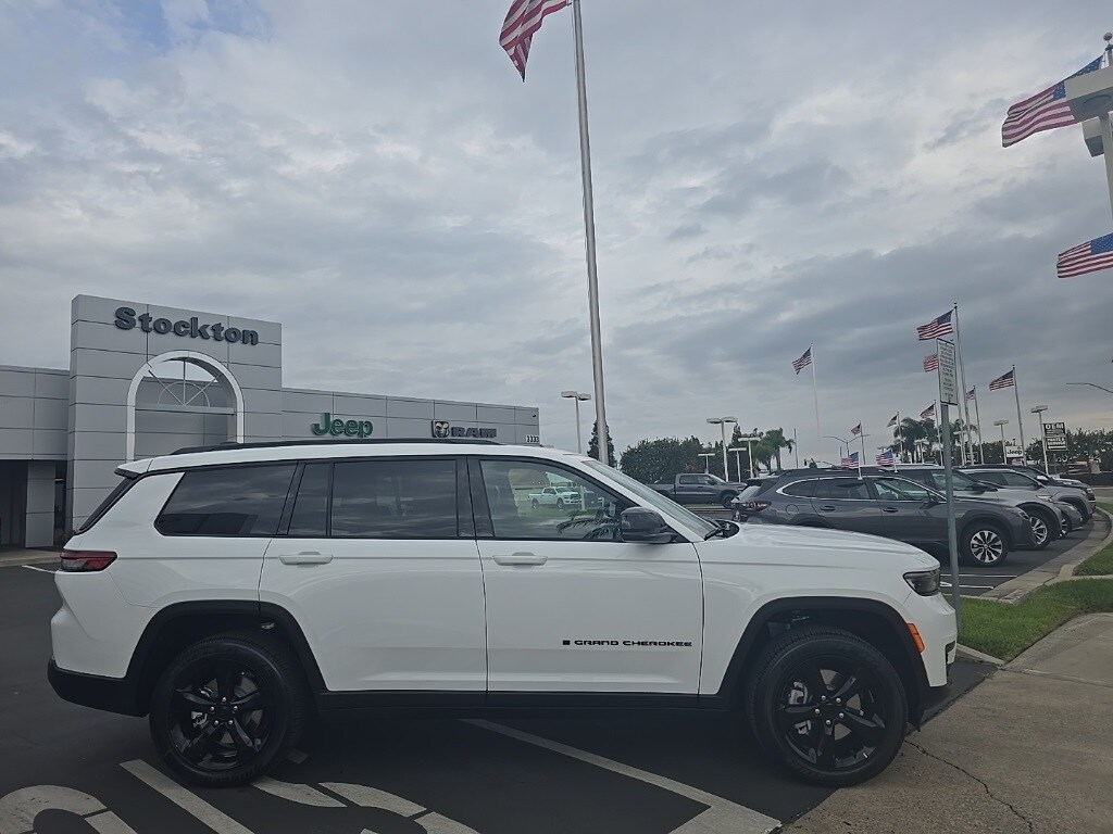 2025 Jeep Grand Cherokee Laredo Altitude photo 3