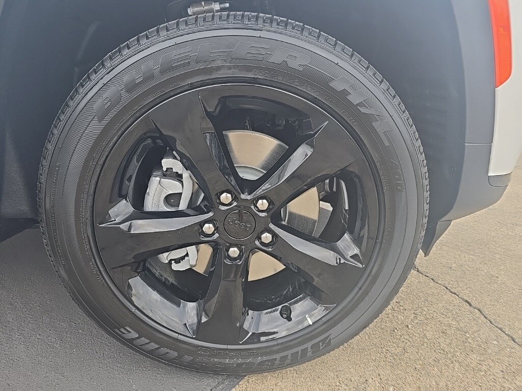 2025 Jeep Grand Cherokee Laredo Altitude photo 4