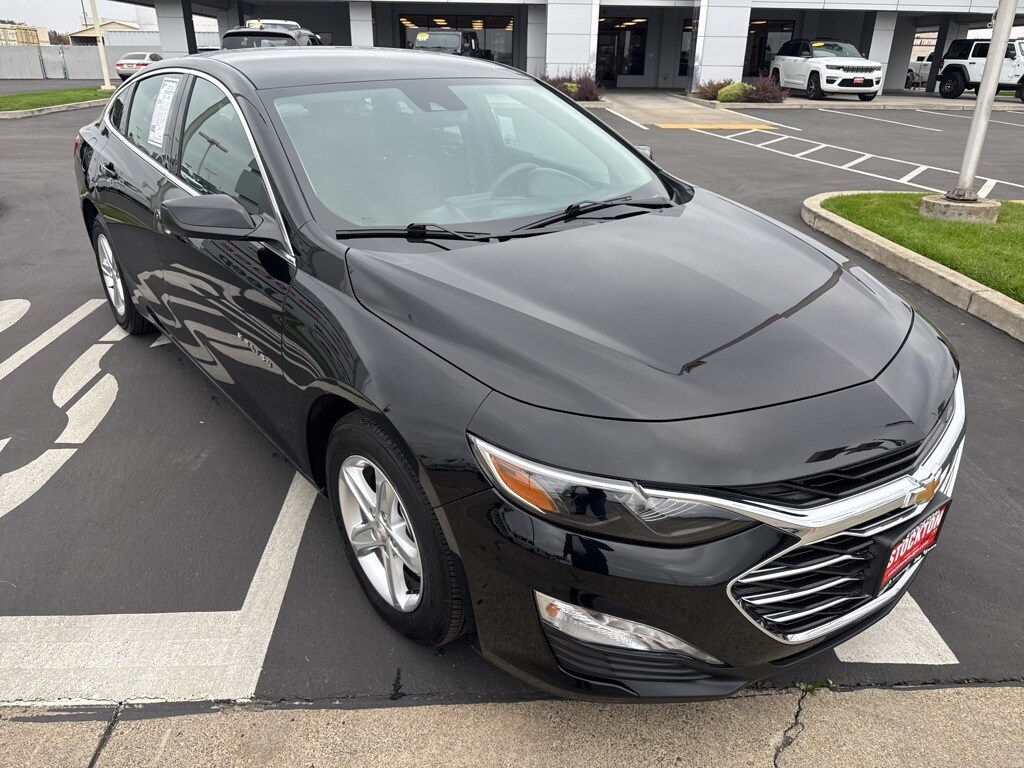 2024 Chevrolet Malibu 1LT photo 2