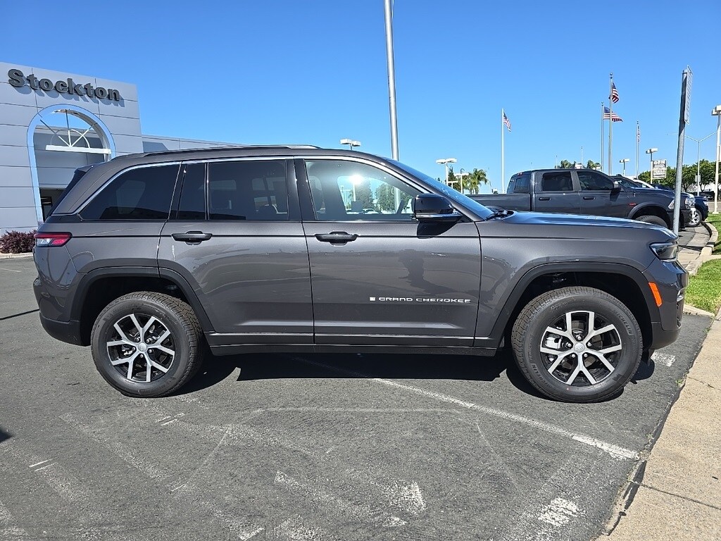 2025 Jeep Grand Cherokee Limited photo 3