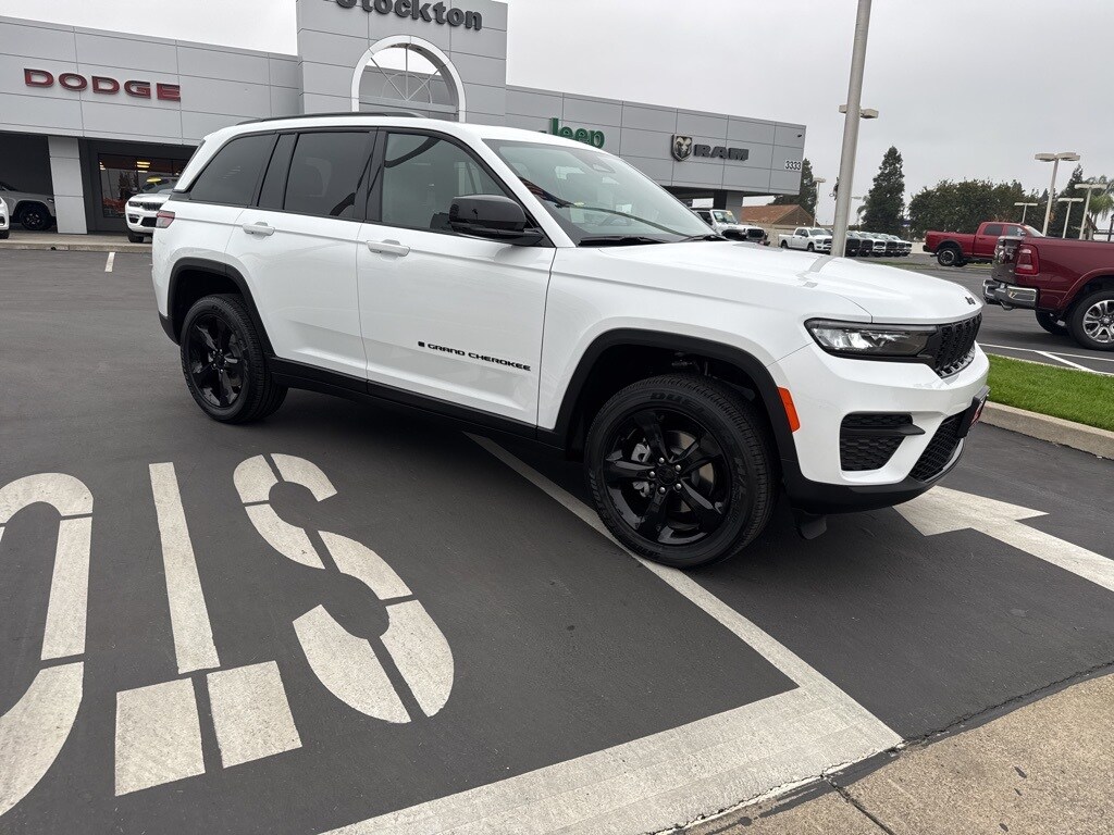 2025 Jeep Grand Cherokee Altitude photo 2