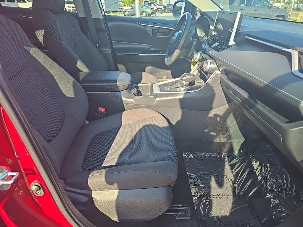 2024 Toyota RAV4 LE photo 4