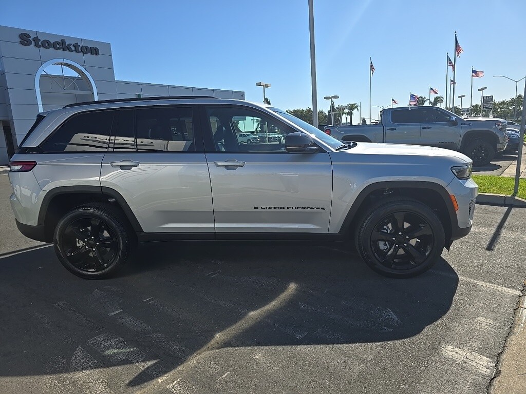 2025 Jeep Grand Cherokee Limited photo 3