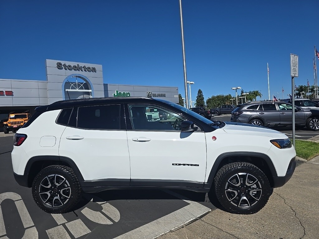 2026 Jeep Compass Trailhawk Sport photo 3