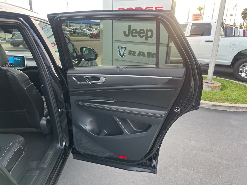 2025 Volkswagen Atlas Cross Sport SE w/Tech | CarEdge | CarEdge