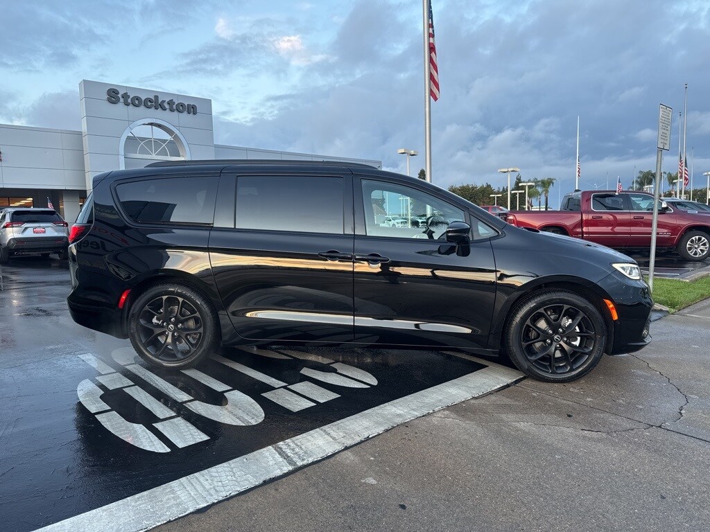 2026 Chrysler Pacifica Limited photo 3