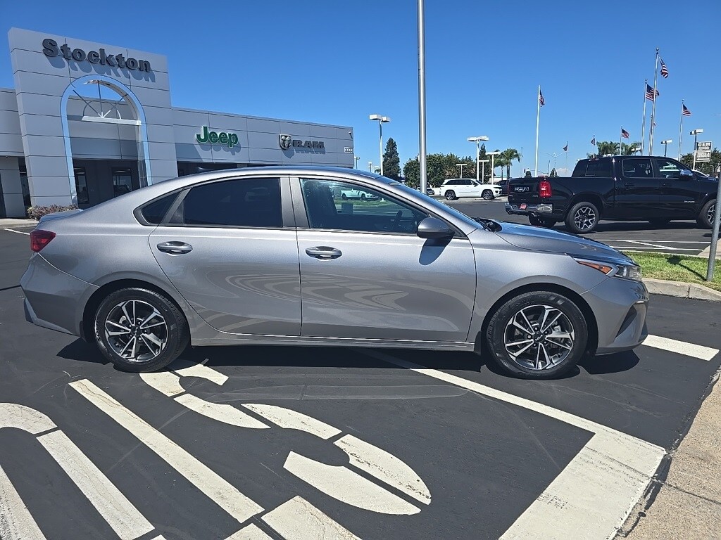 2023 Kia Forte LXS photo 3