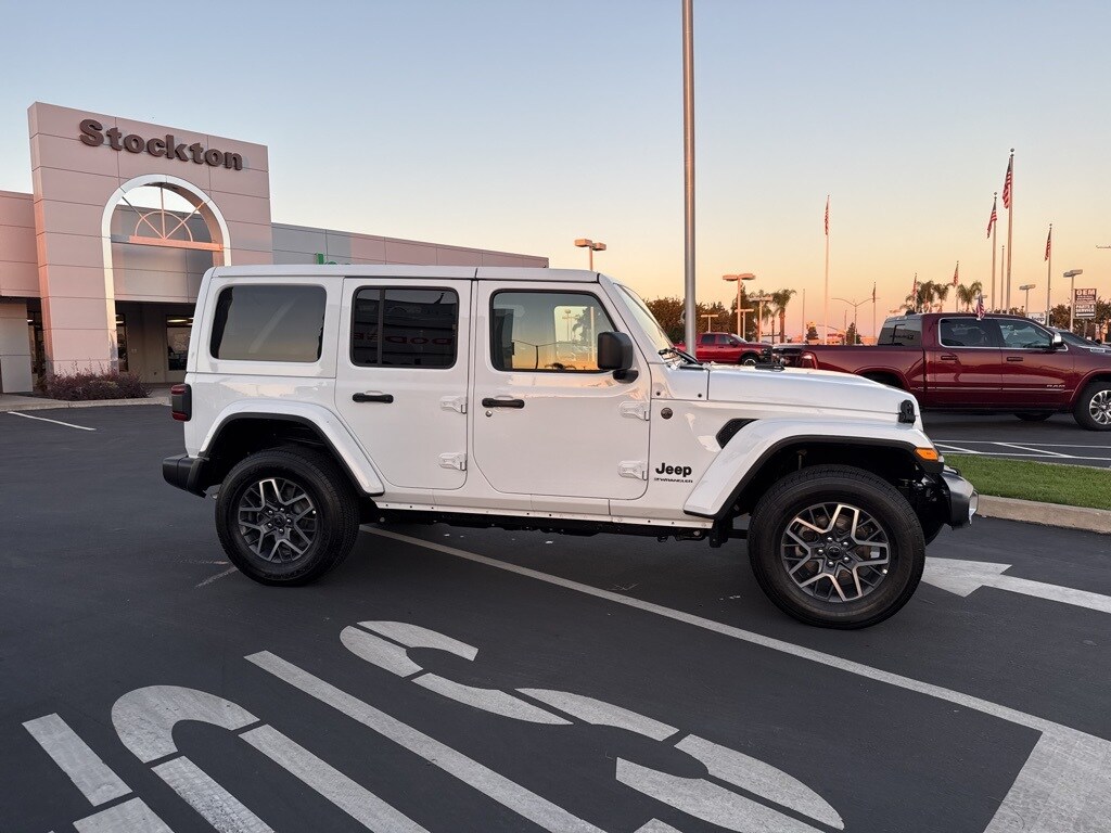 2025 Jeep Wrangler Sahara photo 3