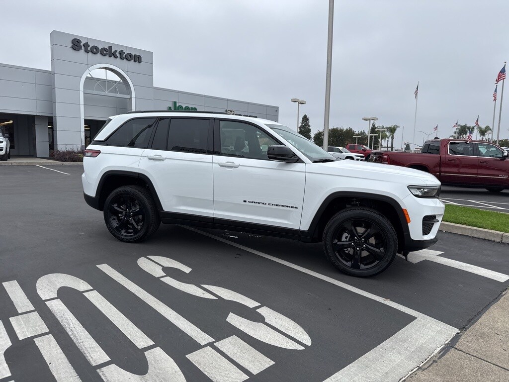 2025 Jeep Grand Cherokee Altitude photo 2
