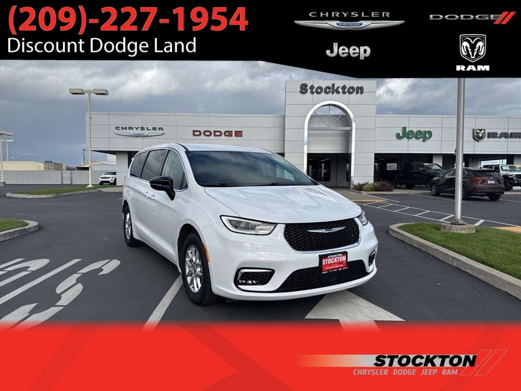 2024 Chrysler Pacifica Touring L's photo