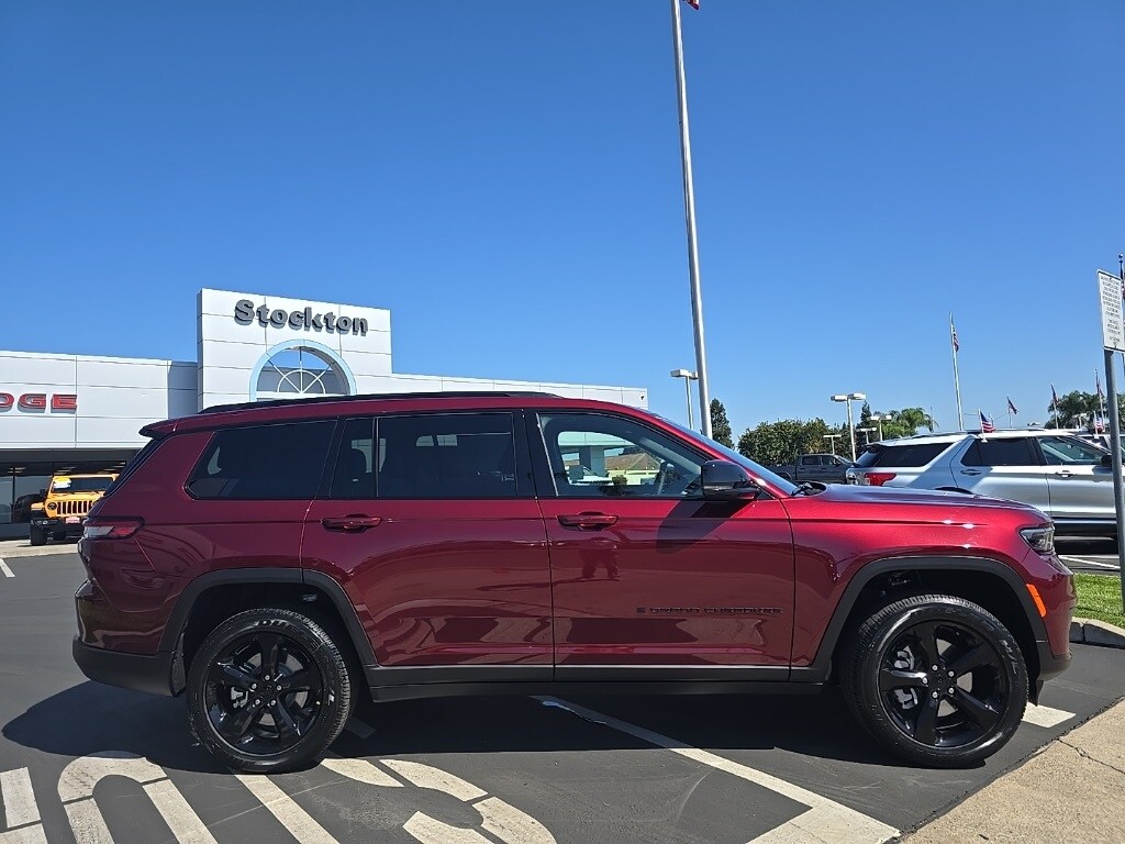 2025 Jeep Grand Cherokee Laredo Altitude photo 3