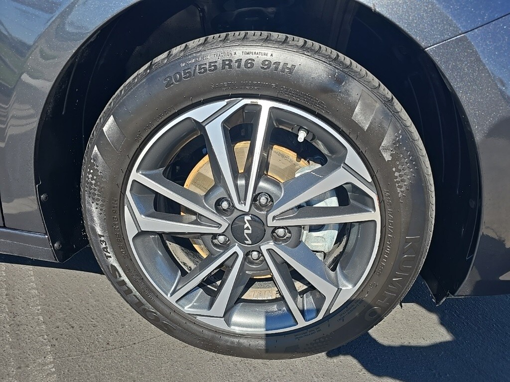 2024 Kia Forte LXS photo 4