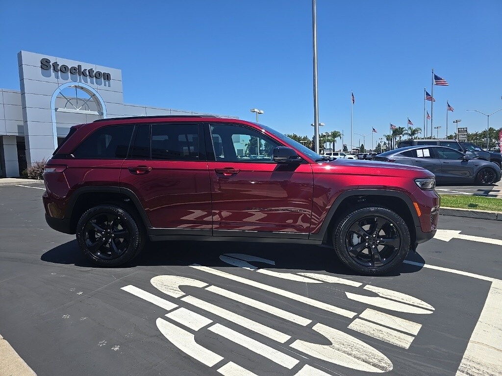 2025 Jeep Grand Cherokee Limited photo 2