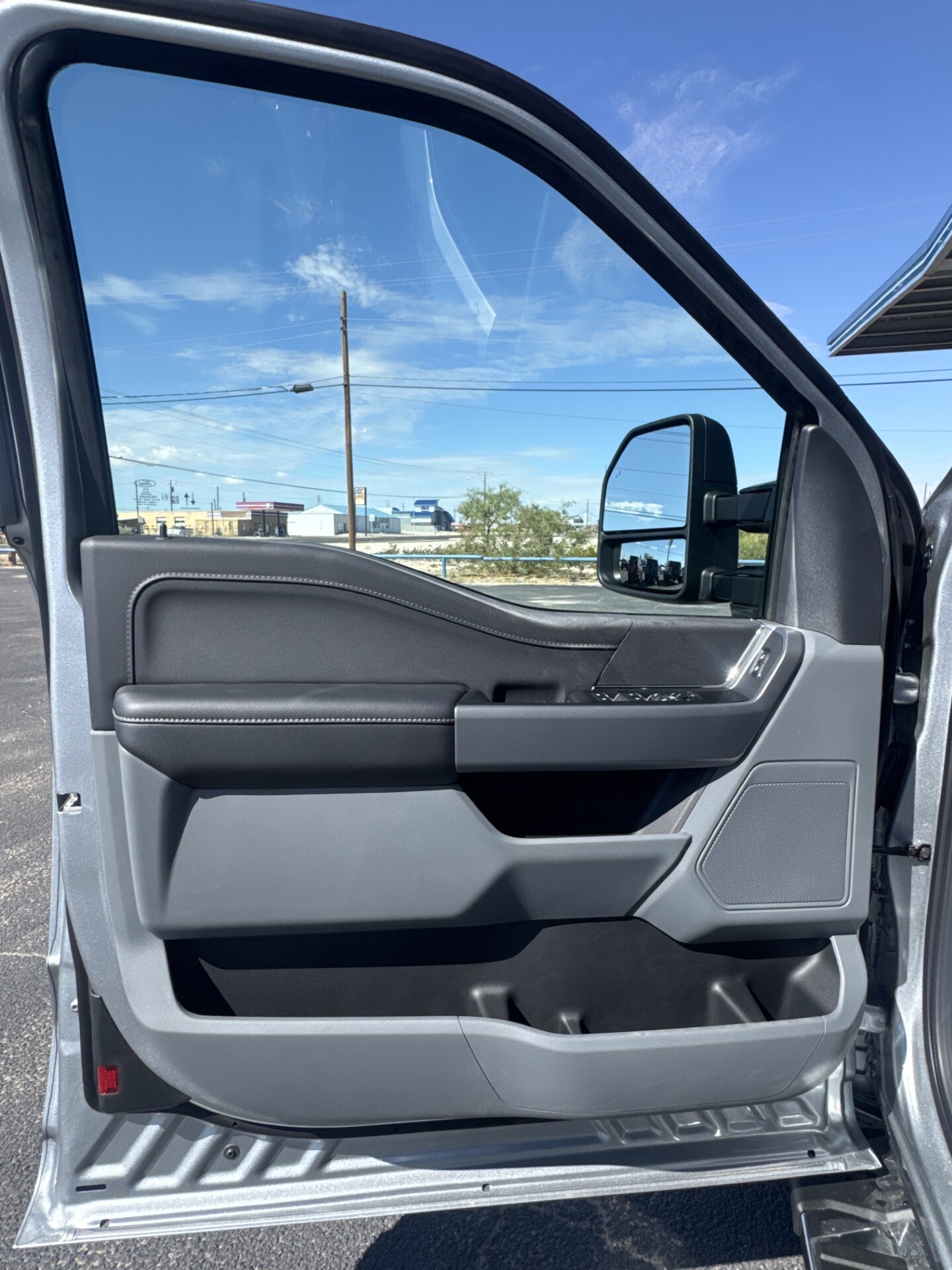 2025 Ford F-150 XLT photo 3