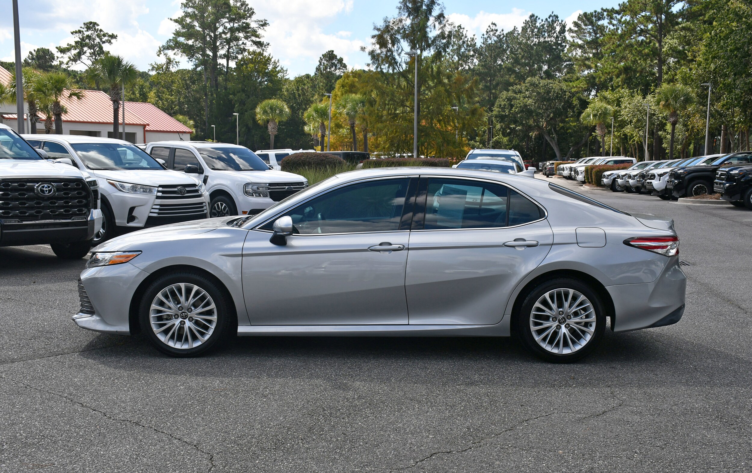 2020 Toyota Camry XLE photo 2