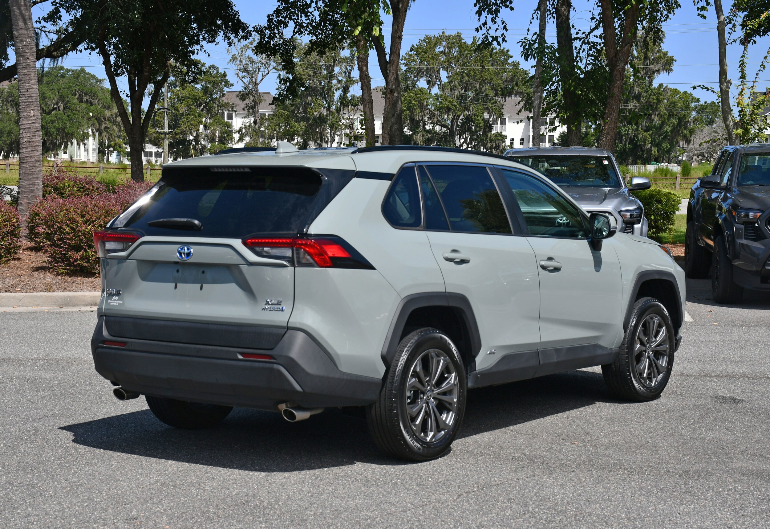 2022 Toyota RAV4 Hybrid XLE Premium photo 2