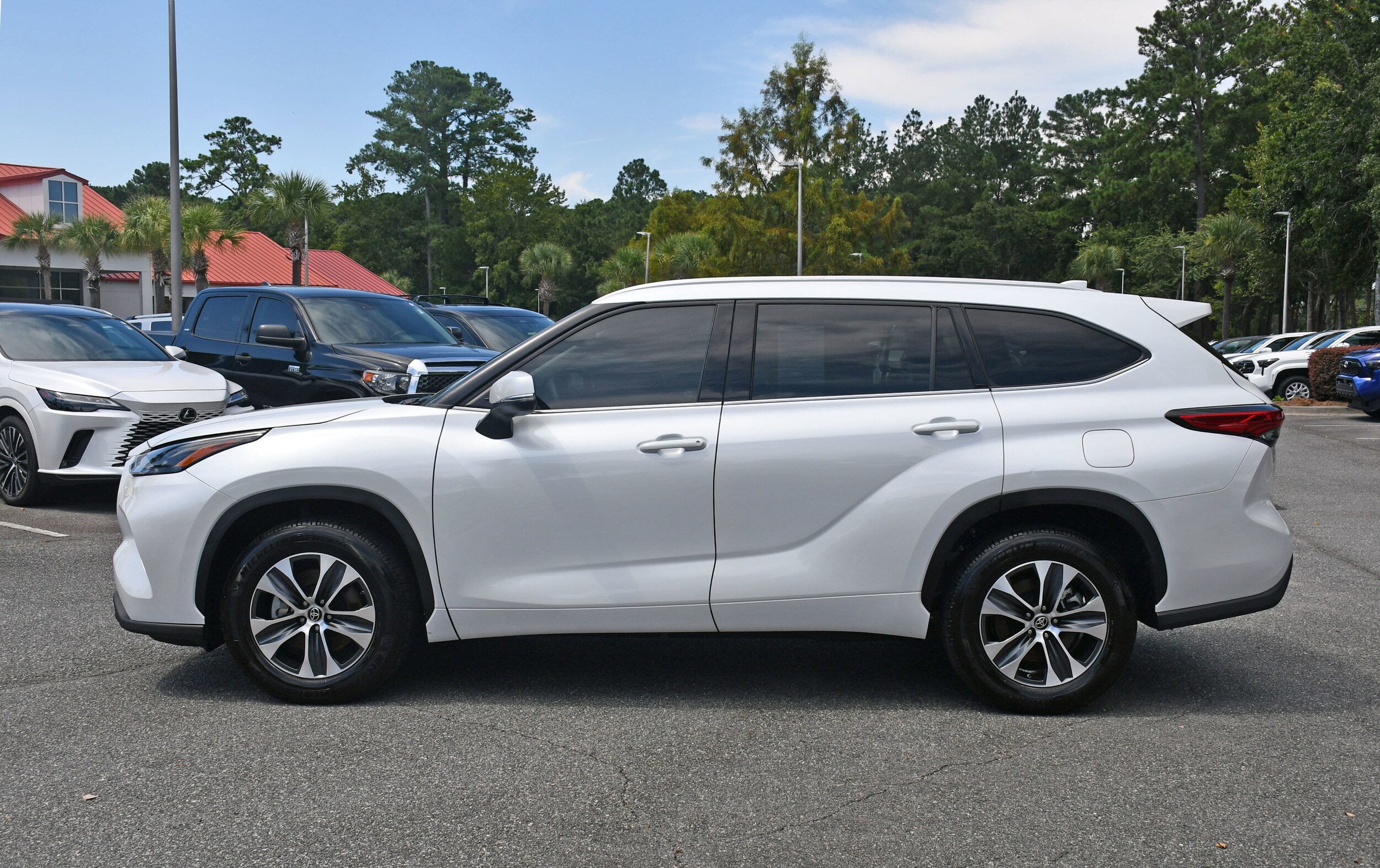 2024 Toyota Sienna XLE photo 2