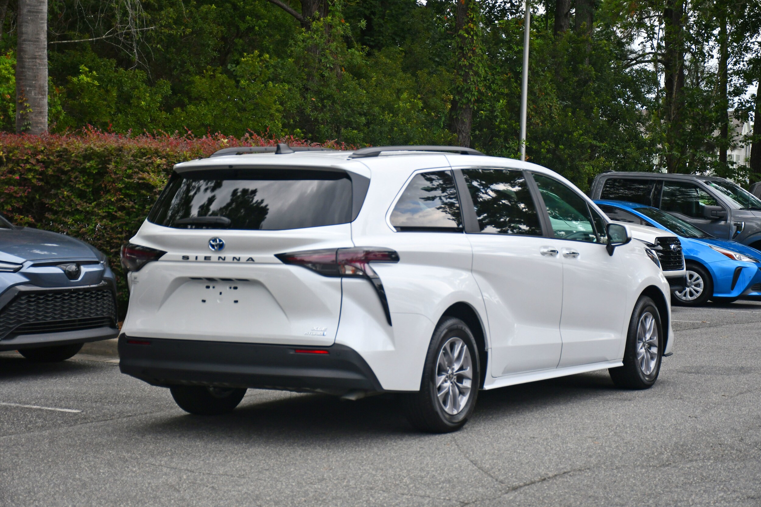 2024 Toyota Sienna XLE photo 4