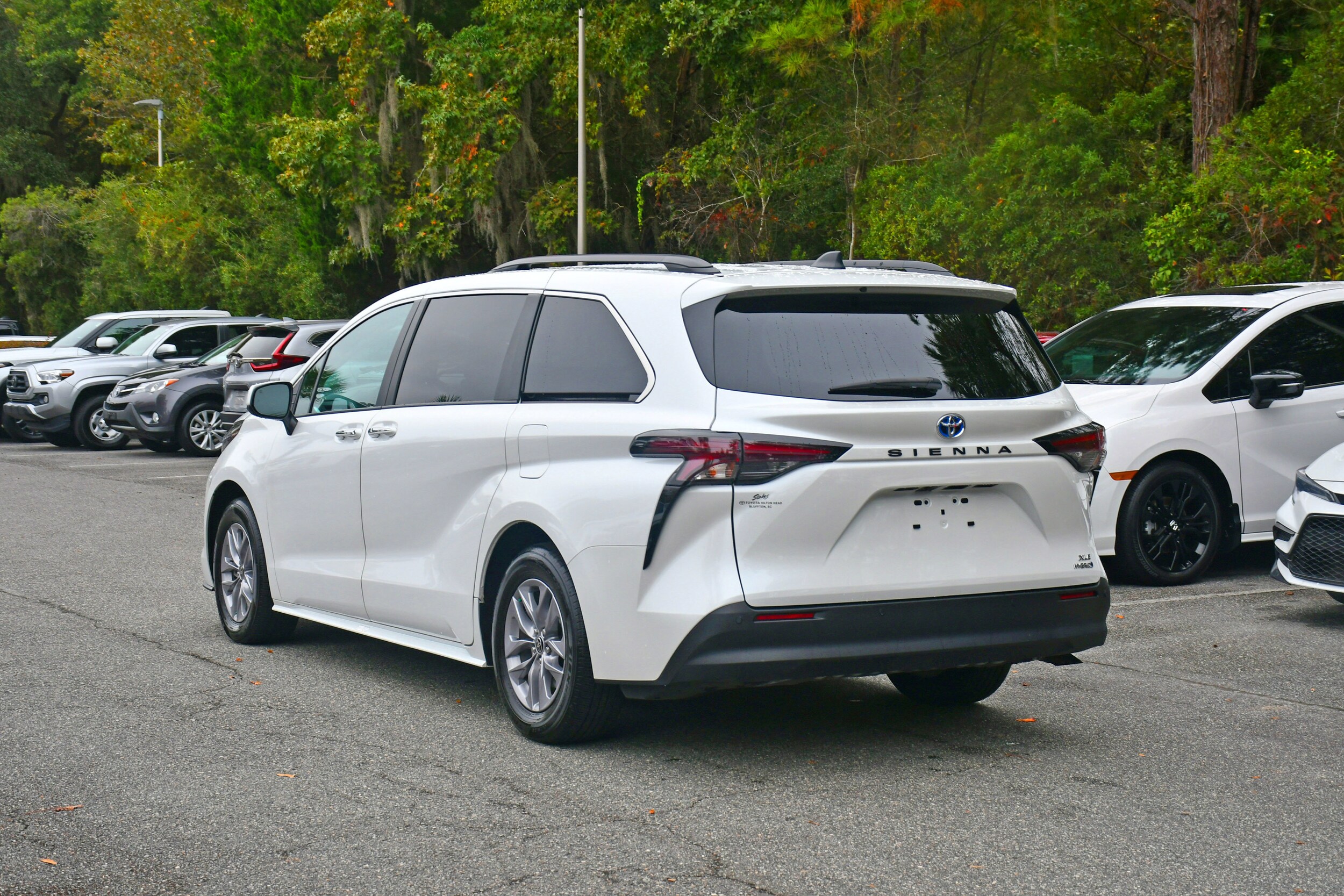 2024 Toyota Sienna XLE photo 2