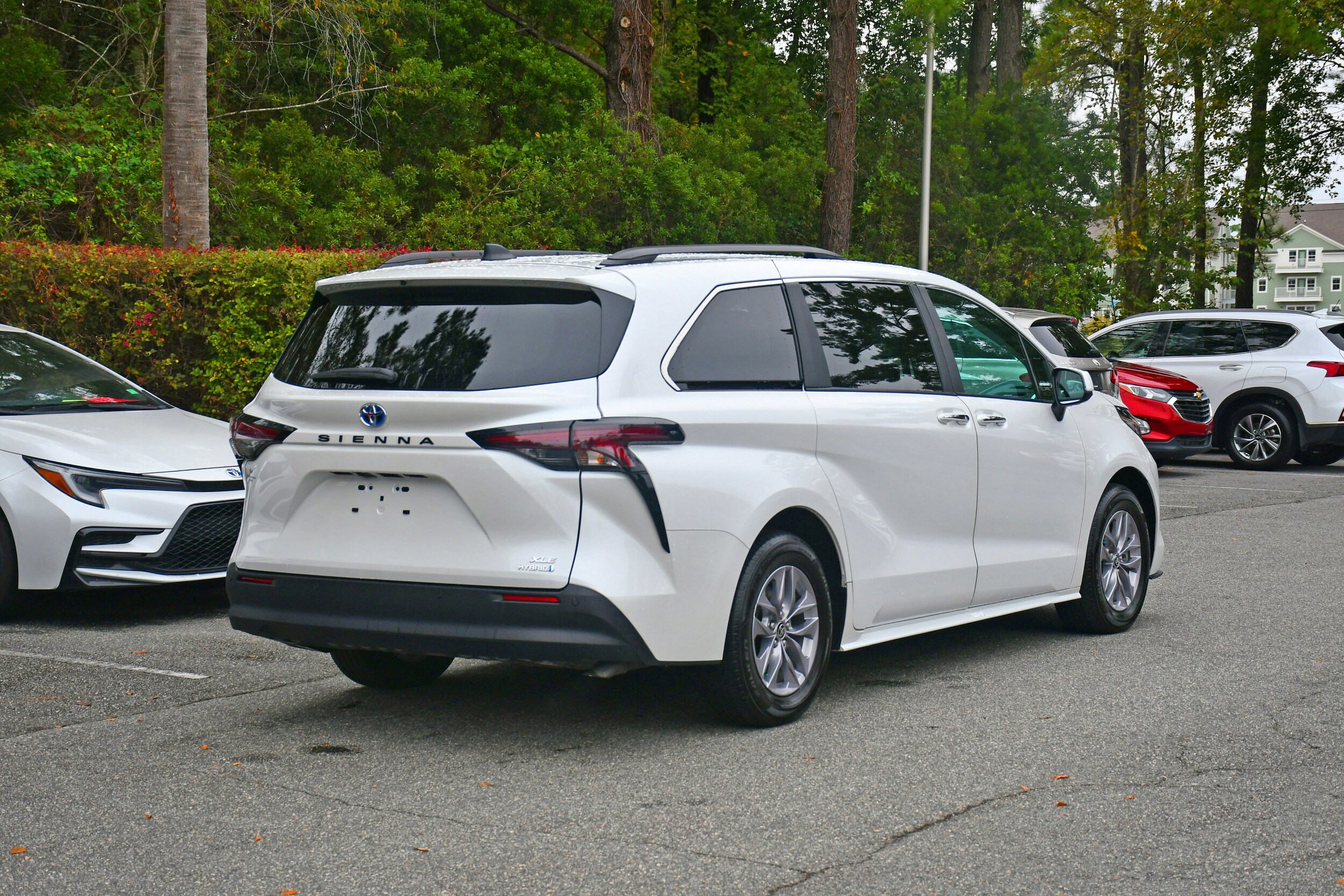 2024 Toyota Sienna XLE photo 3