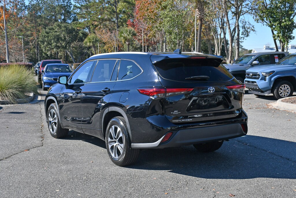 Used 2022 Toyota Highlander XLE XLE FWD