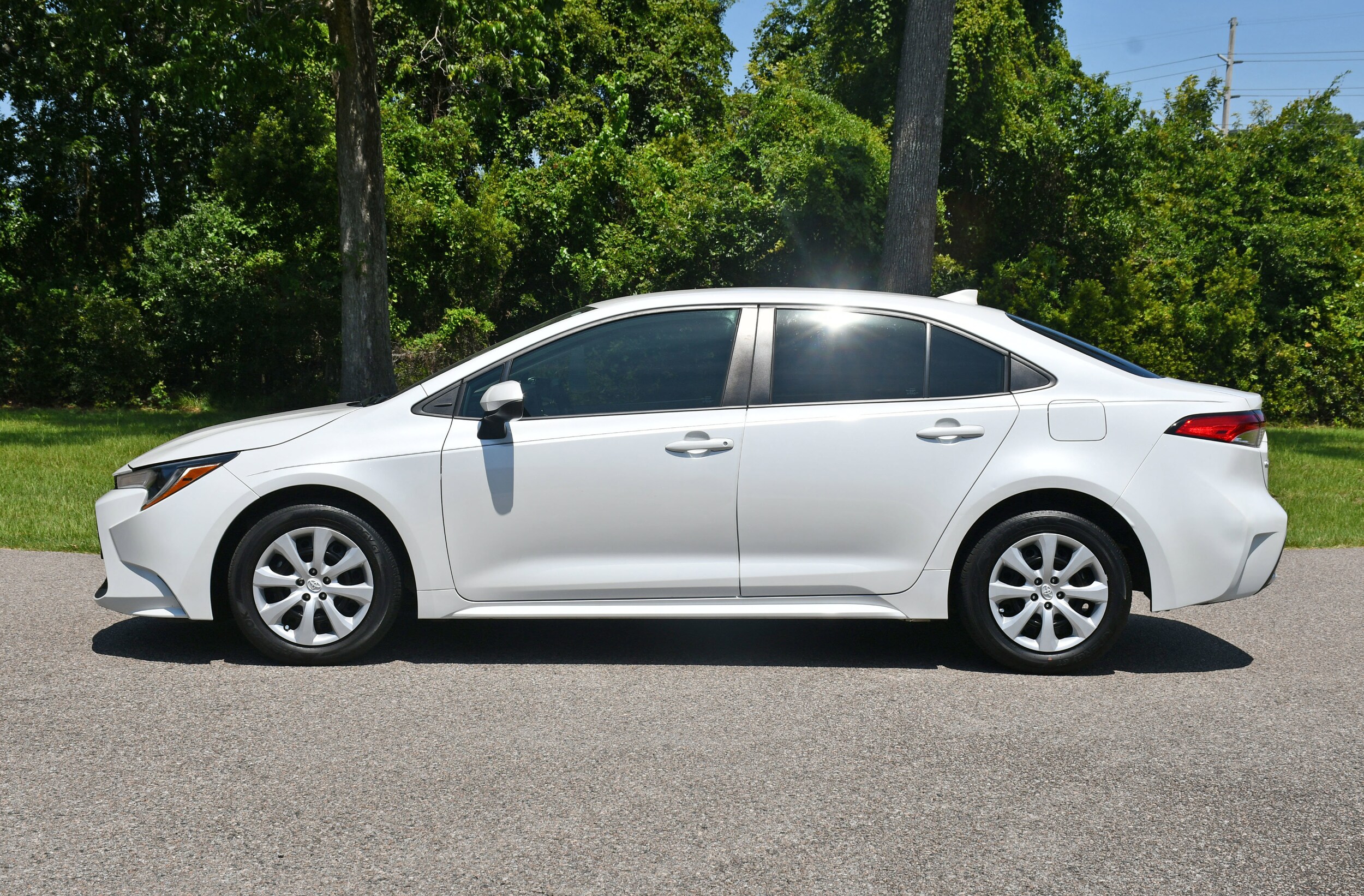 2022 Toyota Corolla LE photo 2