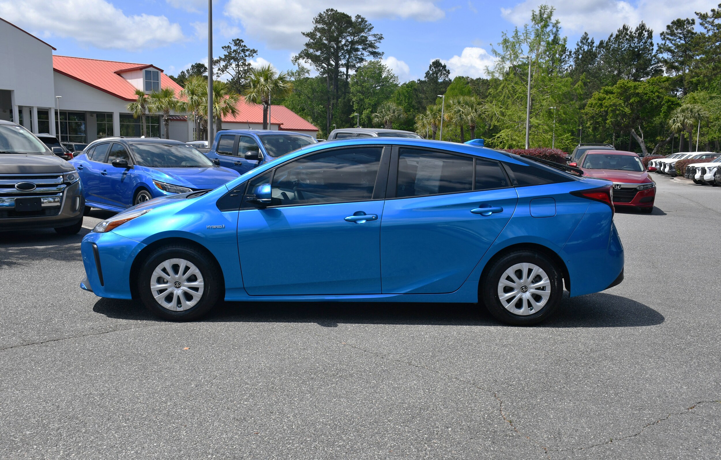 2019 Toyota Prius LE photo 2