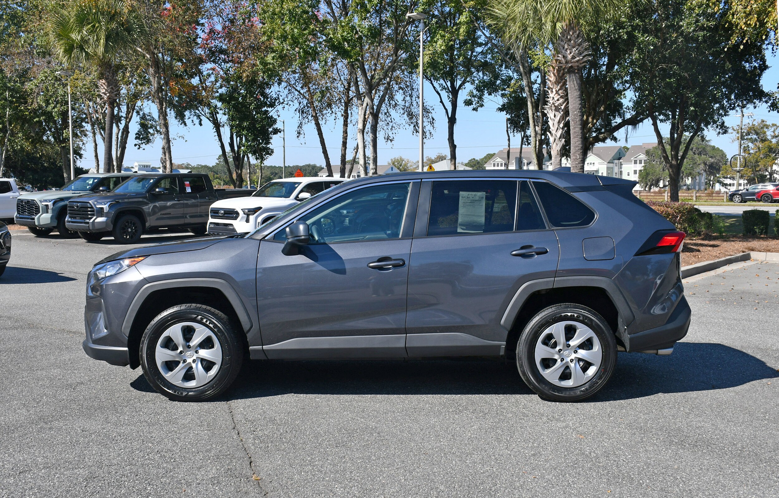 2022 Toyota RAV4 LE photo 2