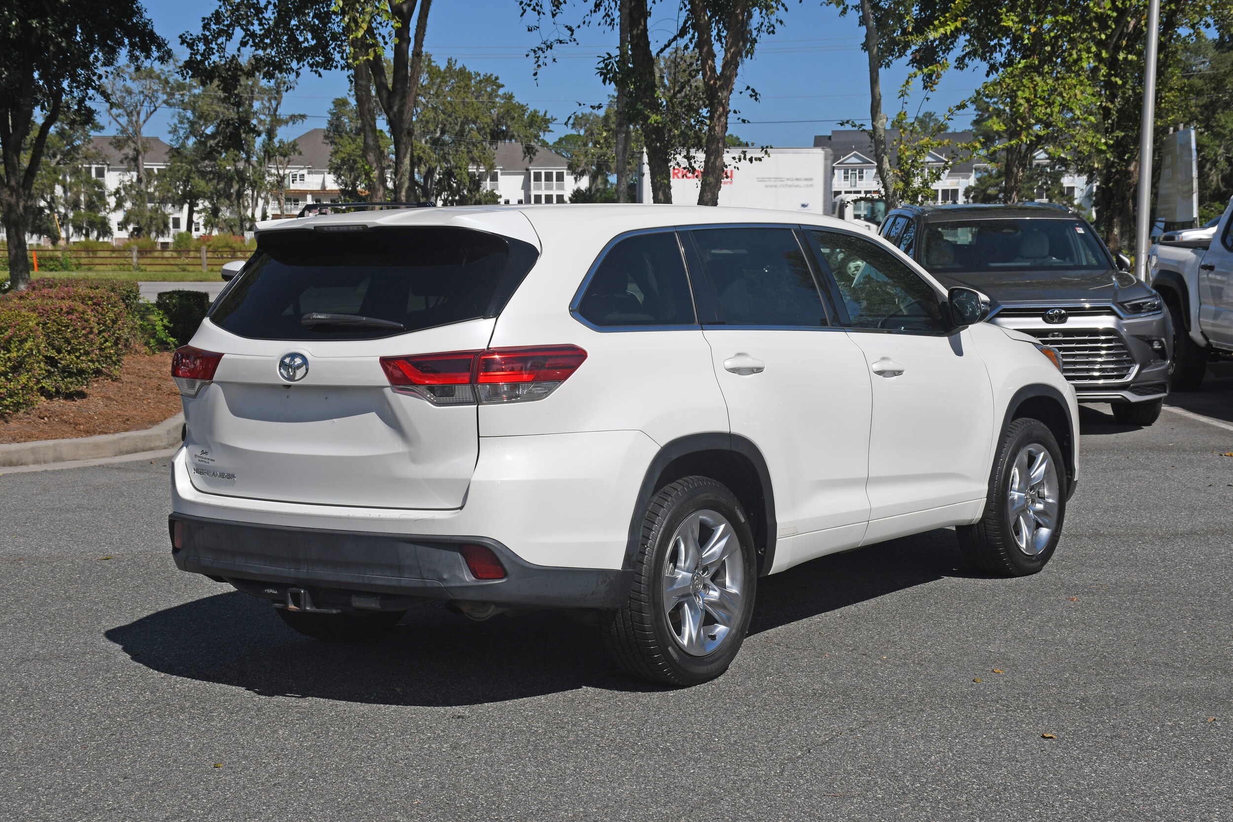 2017 Toyota Highlander LE photo 2
