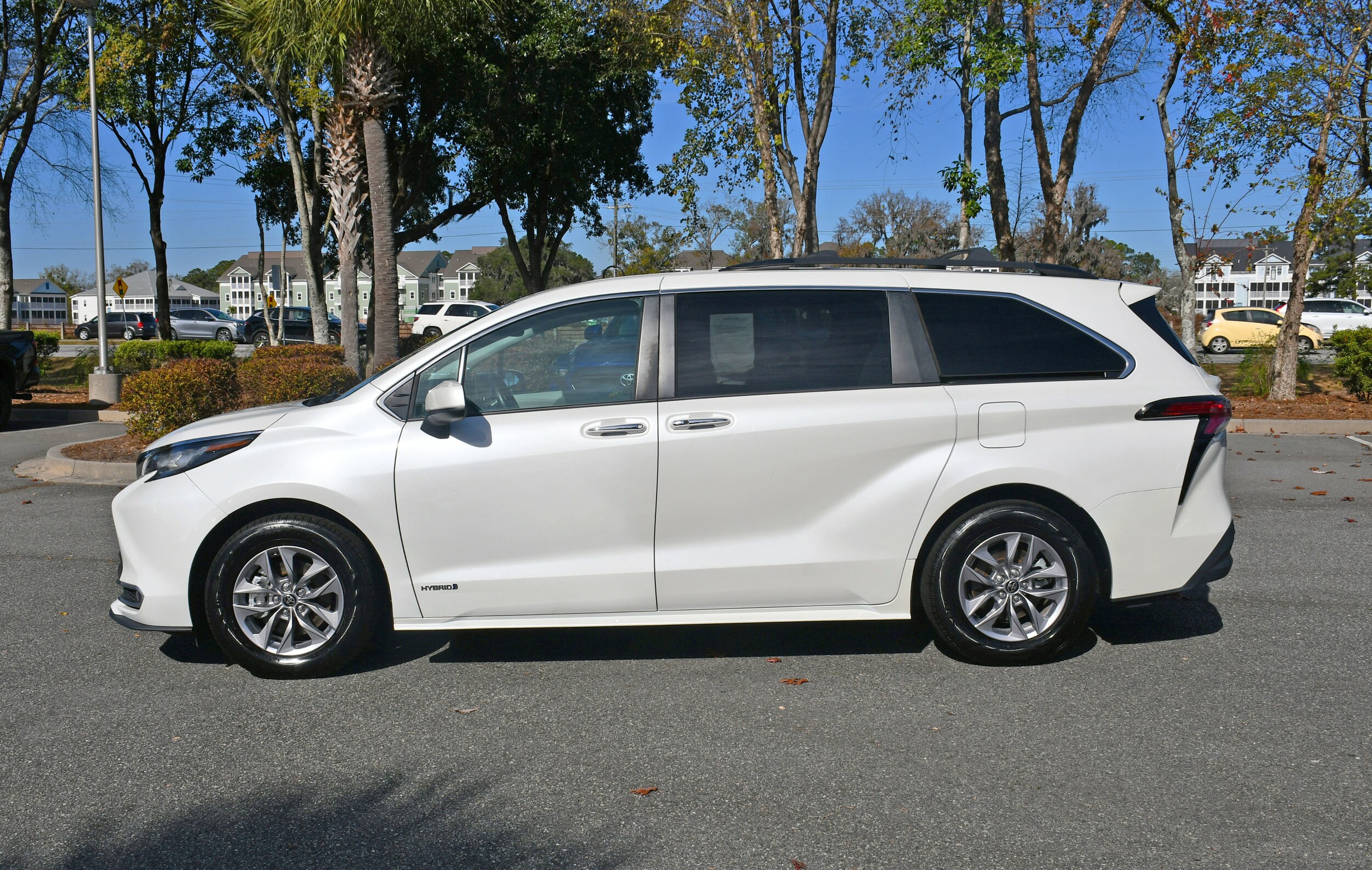 2021 Toyota Sienna XLE photo 2