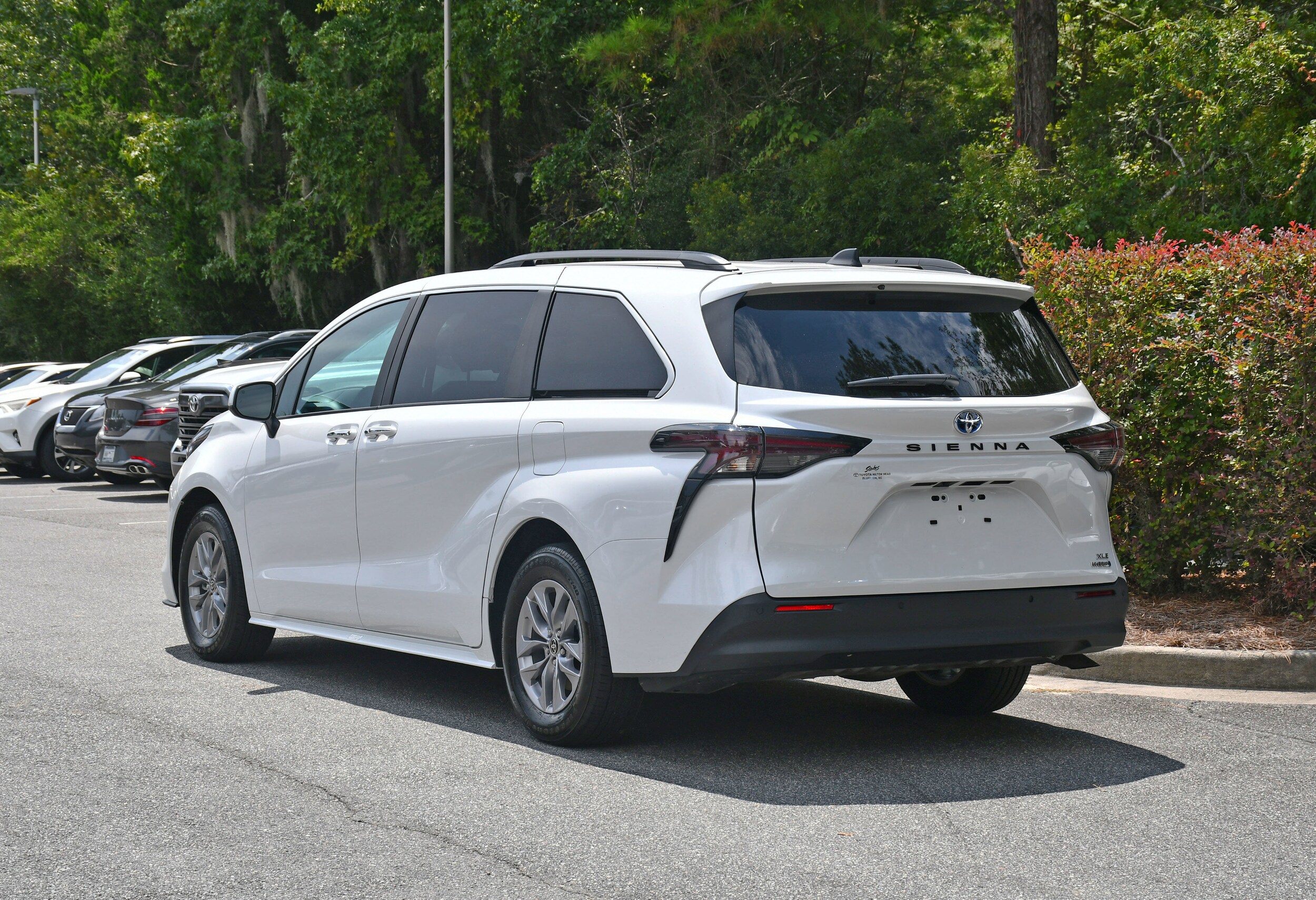 2024 Toyota Sienna XLE photo 2
