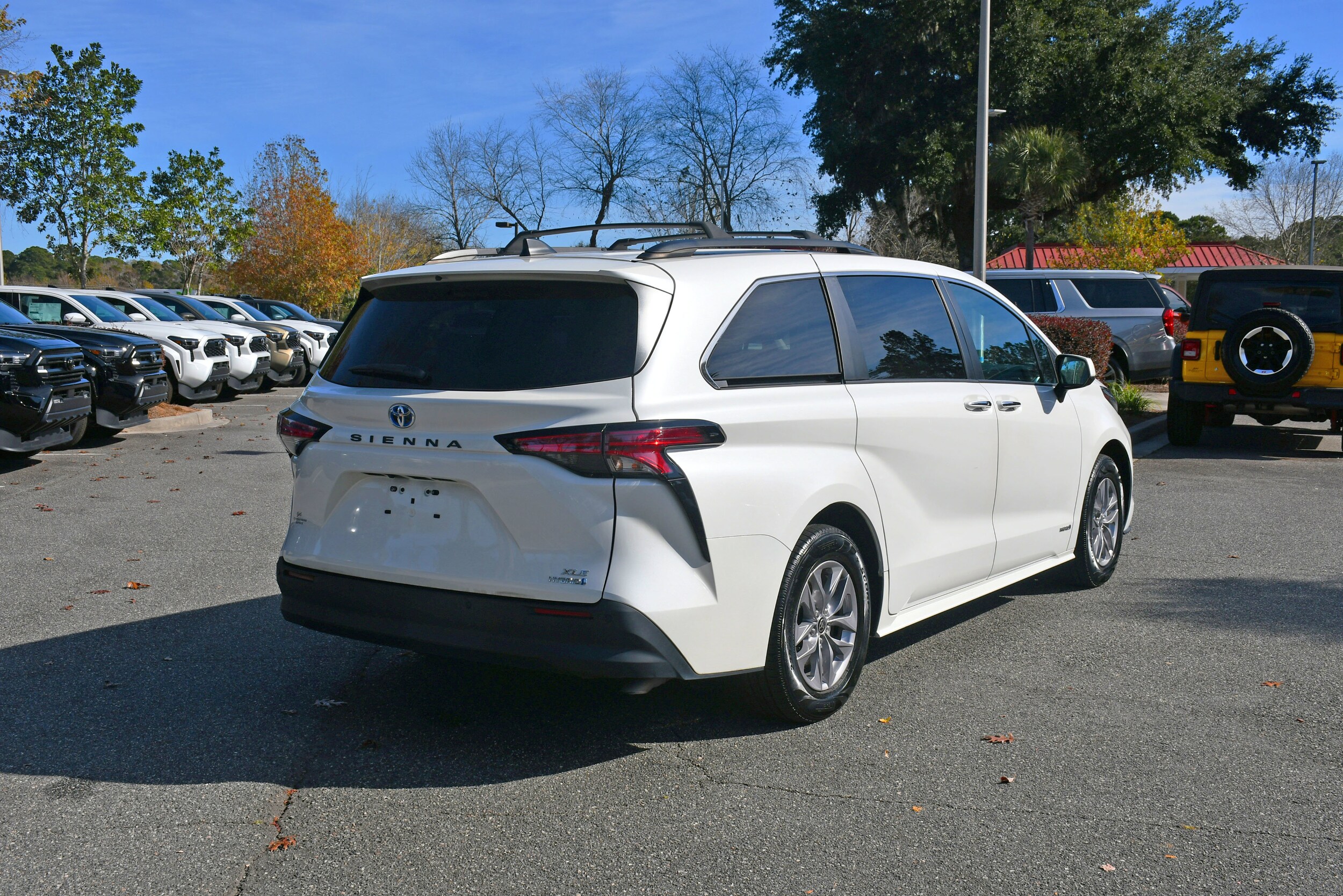 2021 Toyota Sienna XLE photo 3